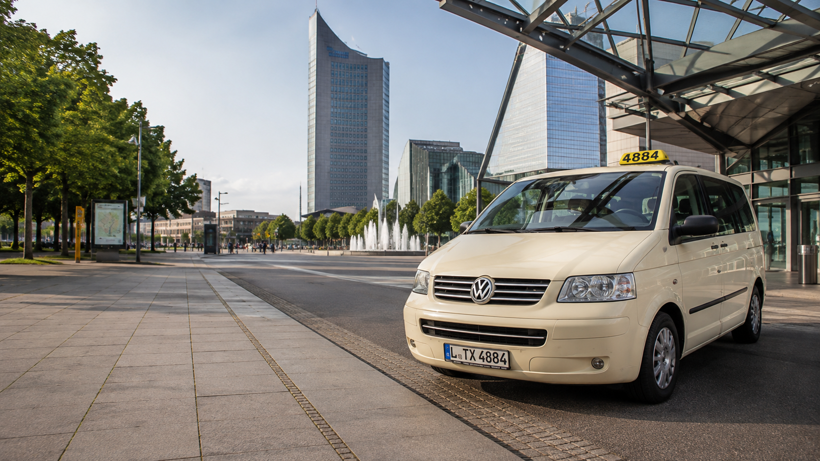 Illustratives Markenvisual: 4884-Taxi vor Leipziger Kulisse